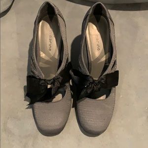 Adorable dark gray pumps with black bow